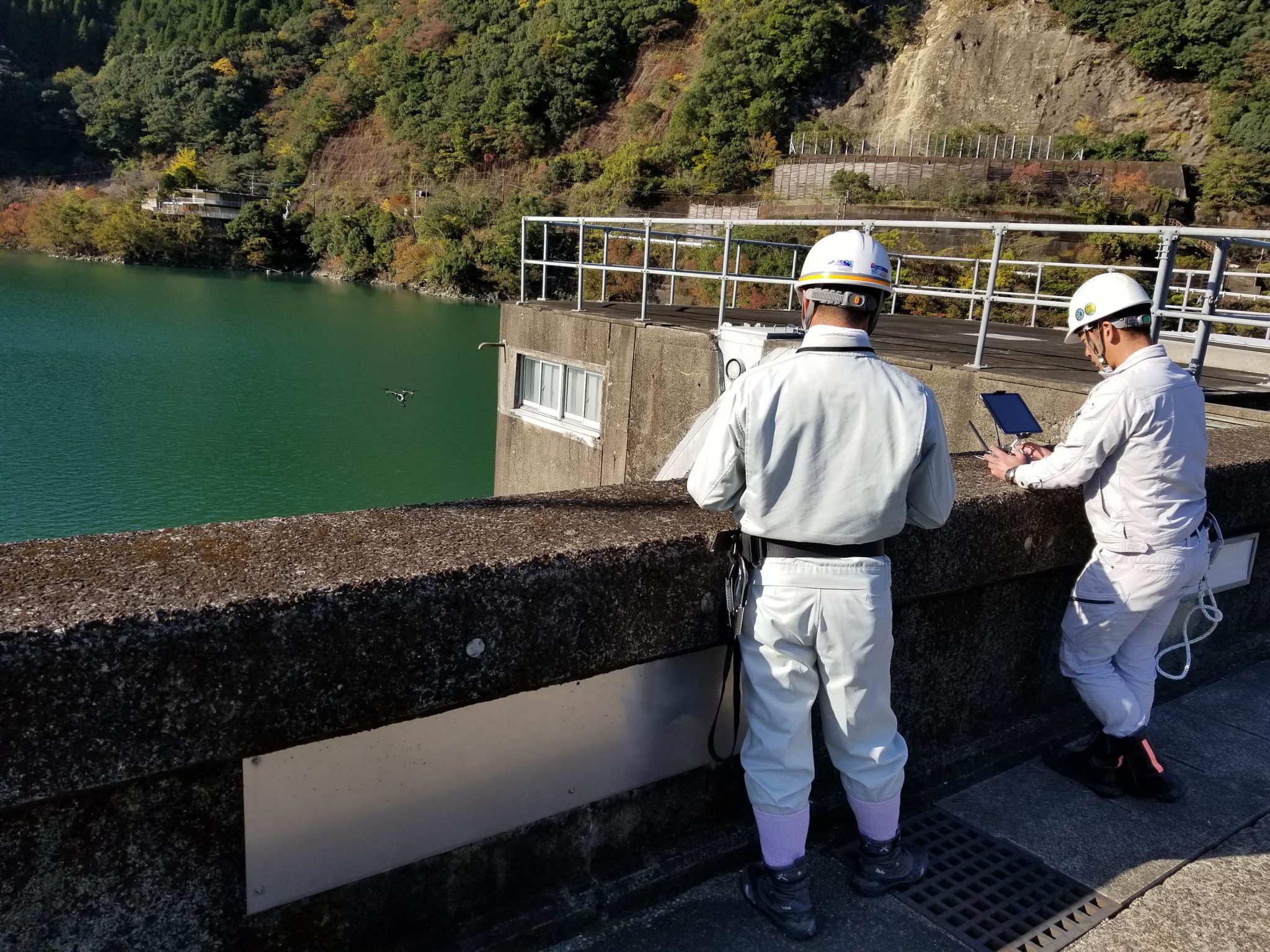 計測状況02 ドローン、ダム損傷調査状況